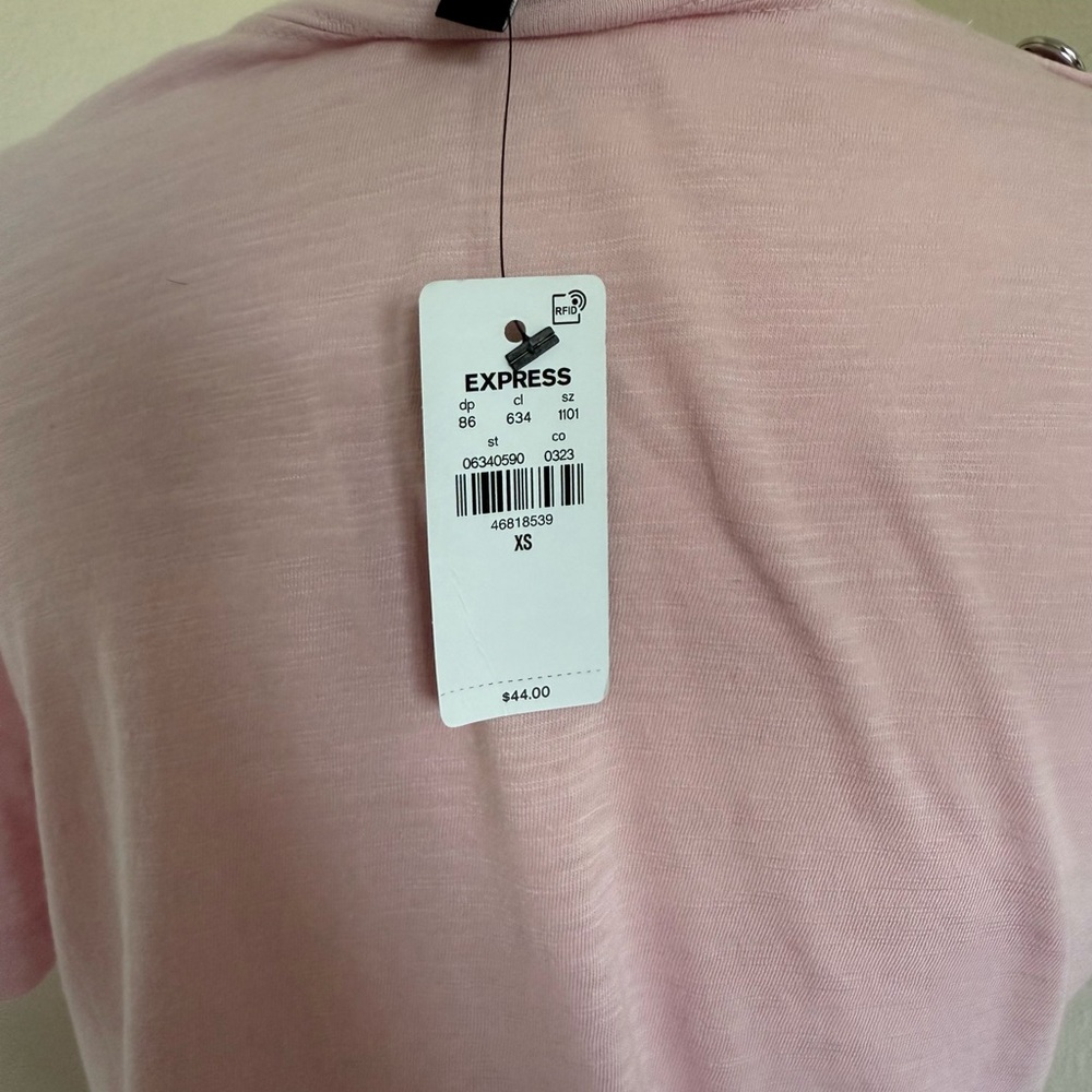 Express Light Pink Button-Shoulder Tee - Picture 4 of 6